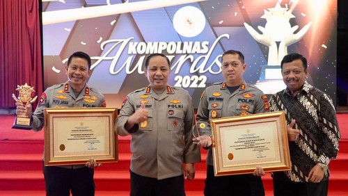 Kapolda Bali Irjen Putu Jayan Danu Putra (kiri) mendapat penghargaan Kapolda Terbaik.