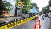 Mapolsek Astana Anyar ditutupi pagar seng pascaledakan bom bunuh diri yang terjadi pada Rabu (7/12/2022).