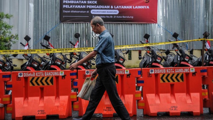 Warga melintas di depan Mapolsek  Astanaanyar, Bandung, Jawa Barat, Kamis (8/12/2022). Mapolsek Astana Anyar ditutupi pagar seng pasca ledakan bom bunuh diri yang terjadi pada Rabu (7/12/2022) dan seluruh pelayanan dialihkan sementara ke Polrestabes Bandung. ANTARA FOTO/Raisan Al Farisi/YU