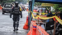 Petugas Brimob Polda Jabar berjaga di depan Mapolsek Astanaanyar, Bandung, Jawa Barat, Kamis (8/12/2022).