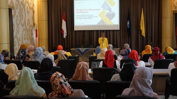 Kontribusi Fakultas Ilmu Administrasi UI untuk SDGs PEKKA Depok Pengabdian masyarakat ini dilakukan melalui kolaborasi dengan Pemerintah Kota Depok (Bidang Pemberdayaan Perempuan dan Pengarusutamaan Gender-DP3KP2KB), Bank Jawa Barat (BJB), dan Permodalan Nasional Madani (PMN) untuk meningkatkan kapasitas administrasi, perencanaan, dan pelaporan keuangan pada 155 pelaku UMKM PEKKA perwakilan dari seluruh kelurahan di Kota Depok.