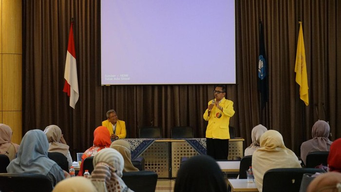 Pengabdian masyarakat ini dilakukan melalui kolaborasi dengan Pemerintah Kota Depok (Bidang Pemberdayaan Perempuan dan Pengarusutamaan Gender-DP3KP2KB), Bank Jawa Barat (BJB), dan Permodalan Nasional Madani (PMN) untuk meningkatkan kapasitas administrasi, perencanaan, dan pelaporan keuangan pada 155 pelaku UMKM PEKKA perwakilan dari seluruh kelurahan di Kota Depok.