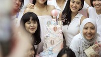Menikah di tahun 2020, Adipati dan Canti akhirnya menyambut buah hati mereka. Sebelumnya pasangan ini membuat acara baby shower, dengan tema serba pink dan kue cantik yang menggemaskan. Foto: Instagram