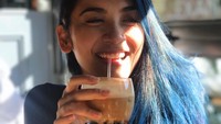 Canti pun tampil modis jika kulineran sendiri. Minuman dingin dan manis jadi salah satu favoritnya. Foto: Instagram
