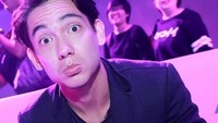  Terakhir ini pose gemas Adipati saat merayakan ulang tahun, lengkap dengan kue cokelatnya yang meriah.  Foto: Instagram