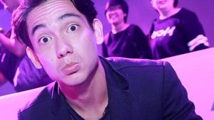 Cara Adipati Dolken Habiskan Waktu Akhir Tahun Bersama Keluarga