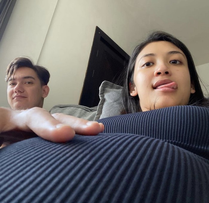 Kulineran Adipati Dolken dan Canti Tachril yang Jadi Orangtua Baru Kulineran Adipati Dolken dan Canti Tachril yang Jadi Orangtua Baru