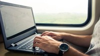 Laptop di kereta
