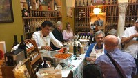 Ketika sampai, pengunjung akan disambut dengan meja yang penuh dengan makanan dan dinding yang dihiasi wine. Foto: onlyinyourstate.com