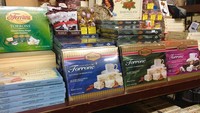 Pasar ini juga menyediakan beberapa camilan lain selain keju, seperti aneka varian cokelat ini. Foto: onlyinyourstate.com