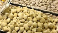 Tak perlu ragu berbelanja di tempat ini, karena pengunjung juga bisa belanja pasta kiloan. Pilihannya ada fettuccine sampai makaroni. Foto: onlyinyourstate.com
