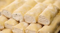 Tampaknya ini juga merupakan olahan krim keju yang dibalut dengan adonan pasta. Kira-kira nama makannya apa ya? Foto: onlyinyourstate.com