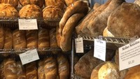 Serba ada! Roti-roti Italia juga tersedia di sini. Ada roti Sicilian Semonila, roti Italian, hingga Tuscan. Foto: onlyinyourstate.com