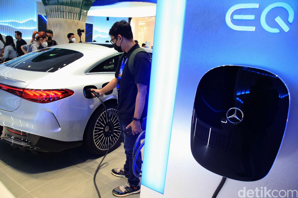 PT Mercedes-Benz Distribution Indonesia atau MBDI telah mengenalkan mobil listrik Mercedes-Benz EQS dan EQE di Tanah Air. Yuk kita lihat interiornya.