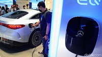 Deputy Director Sales and Marketing MBDI, Hari Arifianto menjelaskan, Mercedes-Benz EQS menggunakan baterai 12 cell dengan kapasitas 108 kWh. Pembekalan tersebut membuat kendaraan mampu menempuh jarak hingga 770 kilometer.