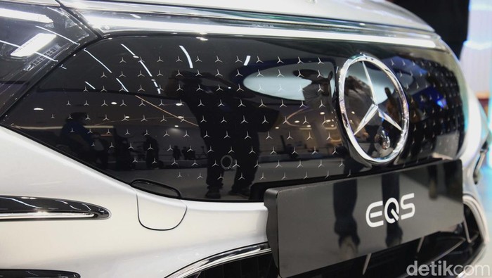 PT Mercedes-Benz Distribution Indonesia atau MBDI telah mengenalkan mobil listrik Mercedes-Benz EQS dan EQE di Tanah Air. Yuk kita lihat interiornya.
