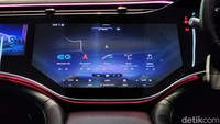 Mercedes-Benz EQS dilengkapi dengan hyperscreen atau layar berukuran besar di ruang kemudi. Di sana, terdapat sejumlah fitur dan hiburan yang membuat pengemudi dan penumpang merasa nyaman.