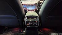 Mobil listrik itu juga dibekali fitur kekinian khas Mercy, seperti Active Brake Assist, Active Distance Assist DISTRONIC, Active Lane Changing Assist, Adaptive High Beam Assist Plus, PRE-SAFE Impulse Side, Active Parking Assist with PARKTRONIC, dan Window & Knee Airbag.