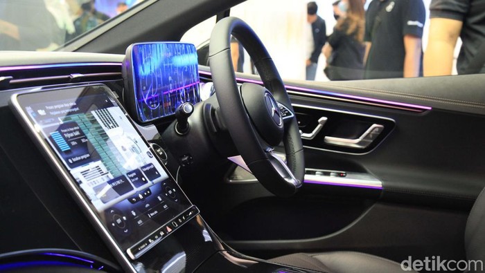PT Mercedes-Benz Distribution Indonesia atau MBDI telah mengenalkan mobil listrik Mercedes-Benz EQS dan EQE di Tanah Air. Yuk kita lihat interiornya.