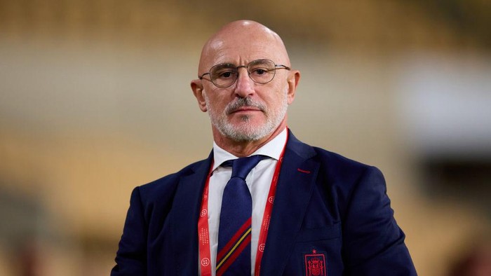 SEVILLE, SPAIN - NOVEMBER 18: Luis de la Fuente, manager of Spain looks on during an International Friendly Match between Spain U21 and Japan U21 at Estadio de La Cartuja on November 18, 2022 in Seville, Spain. (Photo by Fran Santiago/Getty Images)