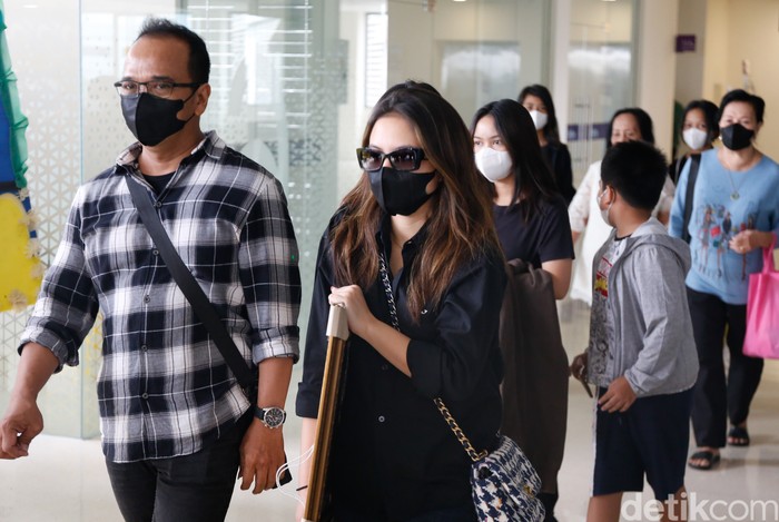 Marsha Aruan Marsha Aruan saat tiba di rumah duka sang ayah di RS Ukrida.