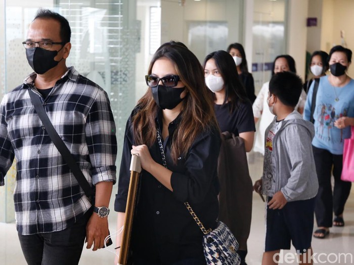 Marsha Aruan saat tiba di rumah duka sang ayah di RS Ukrida.