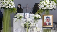 Marsha pun terlihat memeluk sang bunda yang berdiri di dekat peti jenazah. Pool/Noel/detikFoto.