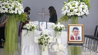 Mantan kekasih El Rumi itu memandang jenazah ayahnya sebelum dimakamkan. Pool/Noel/detikFoto.