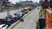 Massa Aremania memadati Simpang Empat Karanglo Kota Malang mendesak Tragedi Kanjuruhan diusut tuntas. Arus lalin macet hingga 3 Km. (Foto: M Bagus Ibrahim/detikJatim)