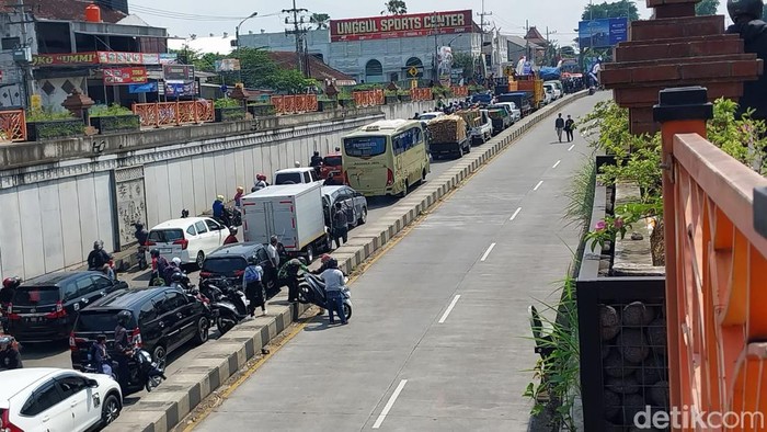 Massa Aremania memadati Simpang Empat Karanglo Kota Malang. Mereka mendesak kasus tragedi Kanjuruhan diusut tuntas. arus lalin macet Massa Aremania memadati Simpang Empat Karanglo Kota Malang. Mereka mendesak kasus tragedi Kanjuruhan diusut tuntas. arus lalin macet