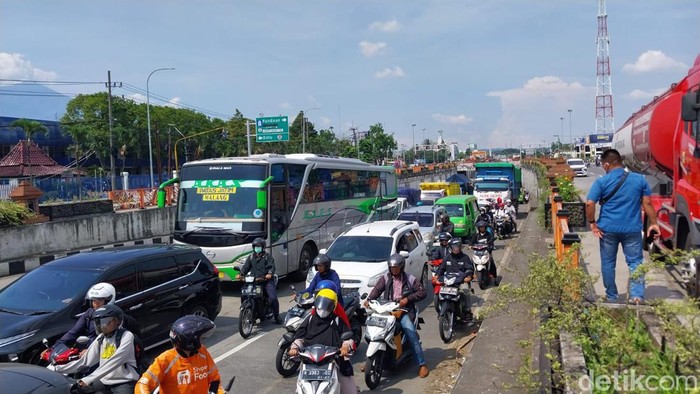 Massa Aremania memadati Simpang Empat Karanglo Kota Malang. Mereka mendesak kasus tragedi Kanjuruhan diusut tuntas. arus lalin macet