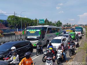 Aremania Tutup Simpang 4 Karanglo, Lalin Kota Malang-Surabaya Macet 3 KM
