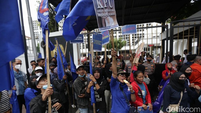 Partai Rakyat Adil Makmur (Prima) menggelar aksi demonstrasi di depan kantor KPU RI, Menteng, Jakarta Pusat, Kamis (8/12/2022).