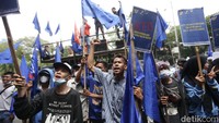 Pantauan detikcom, massa tiba di kantor KPU RI, sekitar pukul 11.30 WIB. Mobil komando diparkir persis di depan gerbang masuk, diikuti dengan sejumlah orang lengkap dengan berbagai atribut aksi. 