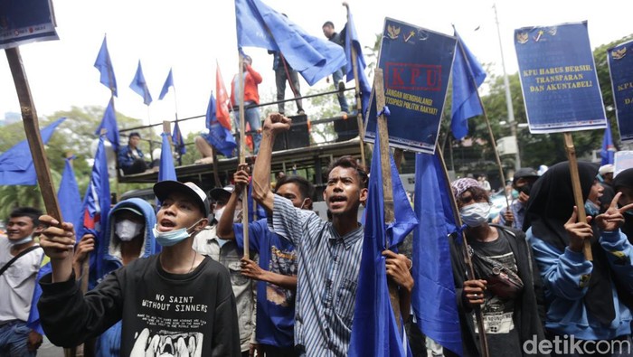 Partai Rakyat Adil Makmur (Prima) menggelar aksi demonstrasi di depan kantor KPU RI, Menteng, Jakarta Pusat, Kamis (8/12/2022).