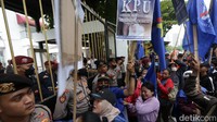Lima partai tersebut adalah Partai Prima, Partai Swara Rakyat Indonesia (Parsindo), Partai Republik, Partai Republiku Indonesia, serta Partai Keadilan dan Persatuan (PKP). Namun, setelah diberi kesempatan untuk memperbaiki dokumen, KPU menyatakan kelimanya tetap tidak memenuhi syarat.
