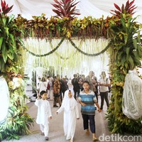 Sementara itu, tempat prosesi siraman juga tampak sudah terpasang di halaman rumah Erina. Area tersebut dipasangi tenda yang dihiasi bunga sakura.