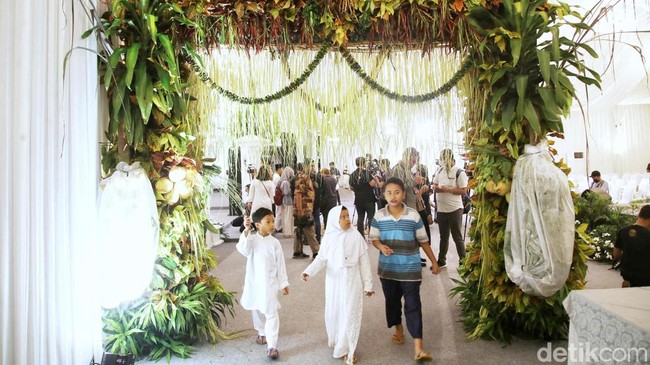 Sementara itu, tempat prosesi siraman juga tampak sudah terpasang di halaman rumah Erina. Area tersebut dipasangi tenda yang dihiasi bunga sakura.