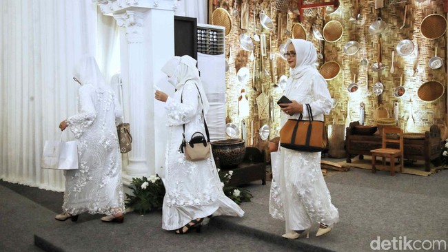 Akad nikah Kaesang dan Erina Gudono akan dilangsungkan pada Sabtu 10 Desember 2022, sementara acara siraman akan berlangsung esok hari, Jumat 9 November 2022.