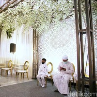 Lokasi area sekitar rumah Erina sudah disulap dengan pemasangan tenda serta berbagai dekorasi.