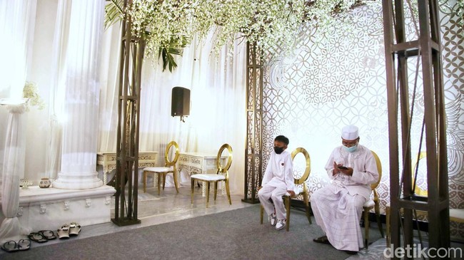 Lokasi area sekitar rumah Erina sudah disulap dengan pemasangan tenda serta berbagai dekorasi.