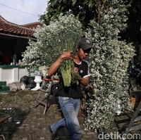 Sedangkan di seberang tempat prosesi siraman, panitia juga telah memasang dekorasi untuk prosesi cethik geni. Prosesi ini menjadi simbol bahwa pemilik hajat akan segera memulai hajatan, yakni dengan menanak nasi. Beberapa properti juga telah menghiasi area prosesi cethik geni, seperti tungku, kayu bakar, hingga berbagai alat masak tradisional.