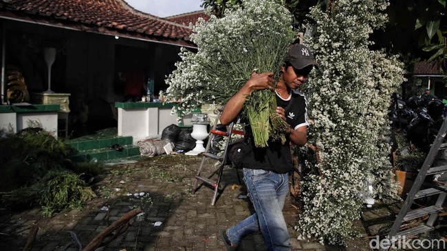 Sedangkan di seberang tempat prosesi siraman, panitia juga telah memasang dekorasi untuk prosesi cethik geni. Prosesi ini menjadi simbol bahwa pemilik hajat akan segera memulai hajatan, yakni dengan menanak nasi. Beberapa properti juga telah menghiasi area prosesi cethik geni, seperti tungku, kayu bakar, hingga berbagai alat masak tradisional.