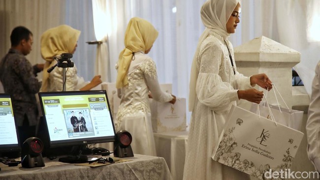 Petugas menata souvenir pernikahan Kaesang Pangarep dan Erina Sofia Gudono.