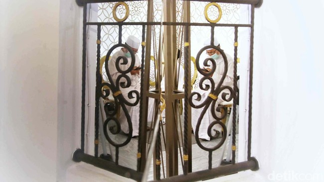 Menteri Sekretaris Negara (Mensesneg) Pratikno dan Menteri Pekerjaan Umum dan Perumahan Rakyat (PUPR) Basuki Hadimuljono akan menjadi saksi pernikahan keduanya. Sedangkan, Wakil Presiden Maruf Amin disebut bakal menjadi khatib nikah. Acara tasyakuran pernikahan Kaesang dan Erina akan digelar di Loji Gandrung yang merupakan Rumah Dinas Wali Kota Solo. Sementara itu, Pura Mangkunegaran menjadi tempat tasyakuran.