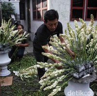 Para pekerja mendekorasi kediaman Erina Gudono kawasan Purwosari, Sleman, Yogyakarta, Kamis (8/12/2022).
