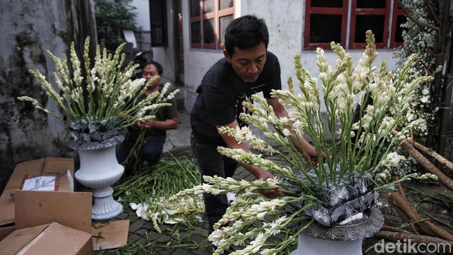Para pekerja mendekorasi kediaman Erina Gudono kawasan Purwosari, Sleman, Yogyakarta, Kamis (8/12/2022).