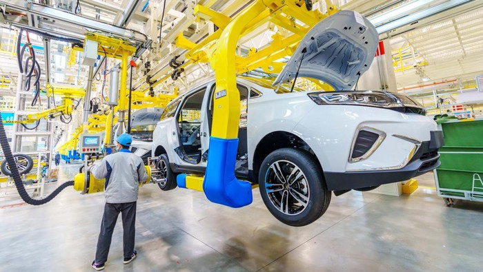 Melihat Jeroan Pabrik Mobil Listrik di Yuncheng China YUNCHENG, CHINA - DECEMBER 08: Employees work on the assembly line of electric vehicles at a factory of Dayun Automobile Co., Ltd on December 8, 2022 in Yuncheng, Shanxi Province of China. (Photo by VCG/VCG via Getty Images)