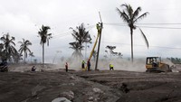 Selain perbaikan jaringan listrik, terlihat juga pengerukan material vulkanik yang menyelimuti jalanan di Dusun Kajar Kuning.