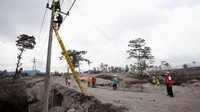 Sejumlah petugas PLN melakukan perbaikan jaringan listrik di Dusun Kajar Kuning, Desa Sumberwuluh, Lumajang, Jawa Timur, Rabu (7/12/2022).